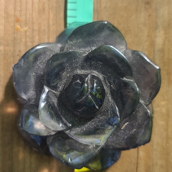 Gorgeous large purple Fluorite Rose handcarved crystal - Picture 5 of 6